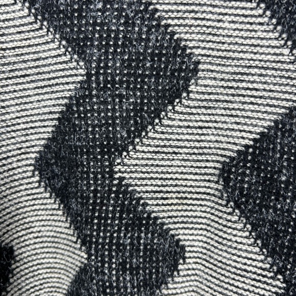 Men's vintage Santana medium grey and black knit zig zag sweater - Picture 4 of 10